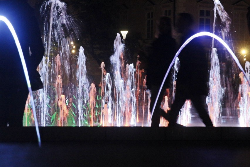 Nowy pokaz na fontannie multimedialnej na placu Litewskim w Lublinie. Zobacz zdjęcia