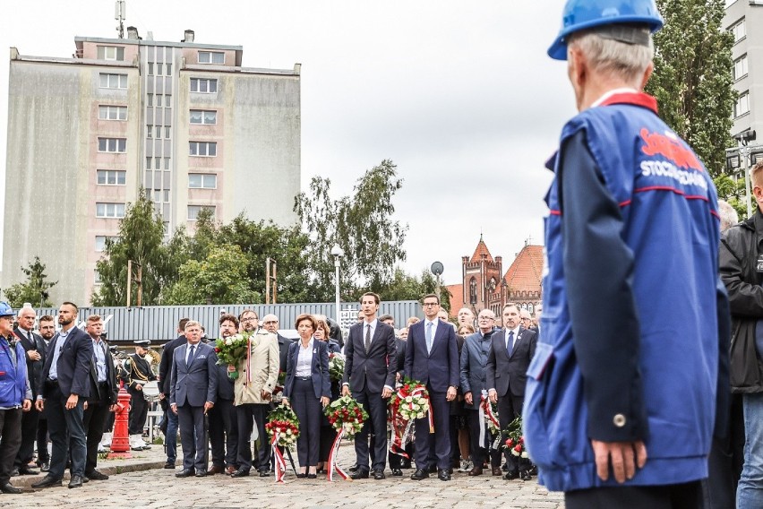 Gdańsk: Premier Mateusz Morawiecki złożył kwiaty pod historyczną Bramą Nr 2 Stoczni Gdańsk 