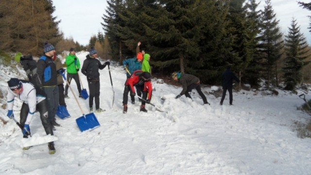 Puchar świata Jakuszyce: W poniedziałek ponad 30 osób pomagało w sypaniu śniegu. Organizatorzy ponowili apel o pomoc.