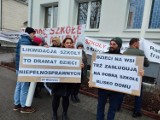 Protest pod urzędem gminy Wągrowiec. Rodzice nie chcą likwidacji i przekształcenia szkół w Wiatrowie, Siennie i Łaziskach 