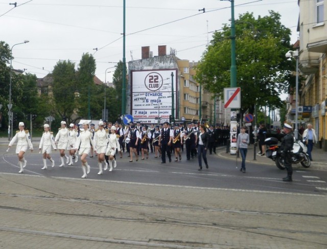 Uroczysta parada przez Poznań, dwie orkiestry dęte, mażoretki i ...