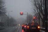 Mgła na ulicach Zduńskiej Woli. Tak się dziś jeździło po mieście ZDJĘCIA