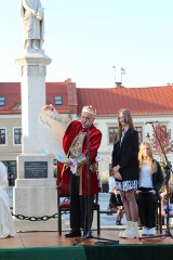 Bochnia. Uczniowie I LO w Bochni ślubowali pod pomnikiem króla Kazimierza na bocheńskim Rynku. Przybył również sam król. Zdjęcia 