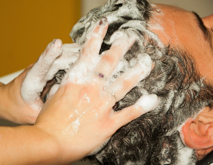 Włosy myjemy szamponem, by je dokładnie oczyścić. Odciskamy...