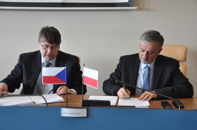 Aglomeracja Wałbrzyska będzie współpracowała z Krajem Královéhradeckim w Czechach. Porozumienie w tej sprawie podpisali Roman Szełemej, prezydent Wałbrzycha - lidera Aglomeracji Wałbrzyskiej oraz Lubomir Franc, hetman Kraju Kralowohradeckiego.
