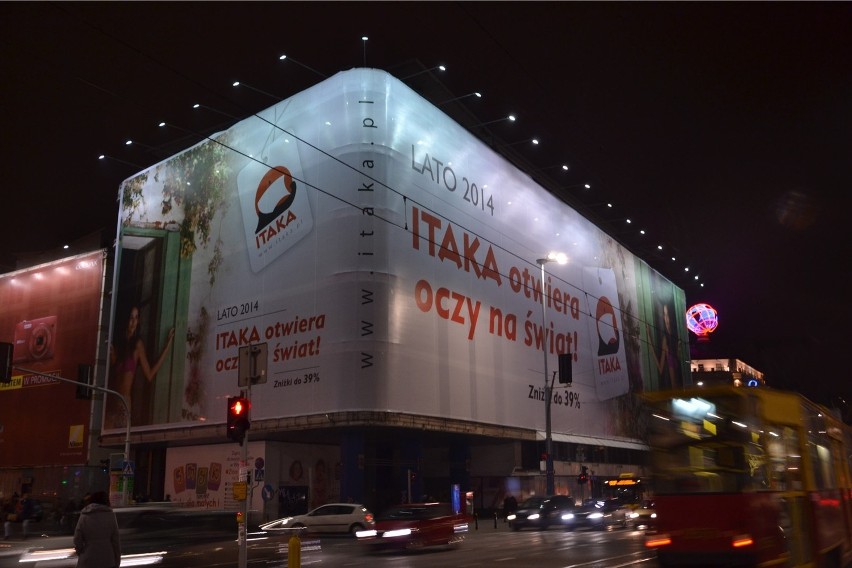 Reklama Itaki na Smyku szpeci centrum miasta kolejnym banerem