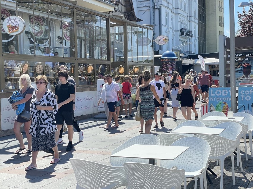 W Międzyzdrojach tłumy, gwiazdy i celebryci. Festiwal Gwiazd i piękna pogoda przyciągnęły turystów [ZDJĘCIA]