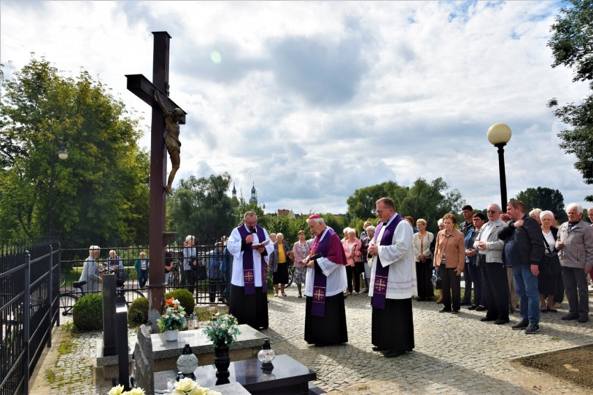 Zbąszyń. Procesja na cmentarz parafialny. Wizytacja...