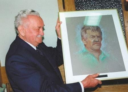 Jerzy Bek z portretem, który otrzymał na jubileusz 75-lecia od swoich wychowanków