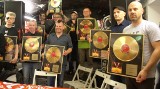 Zespół KULT otrzymał Złotą Płytę za nowy album &quot;Prosto&quot;. Muzycy podpisywali też płyty [ZDJĘCIA]