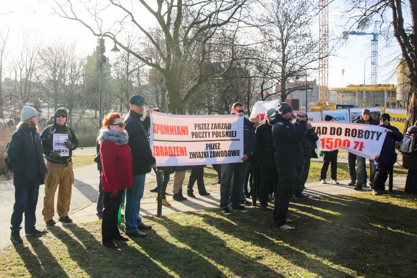 Chcemy podwyżek - skandowali listonosze [ZDJĘCIA] Protest pracowników Poczty Polskiej w Gdańsku