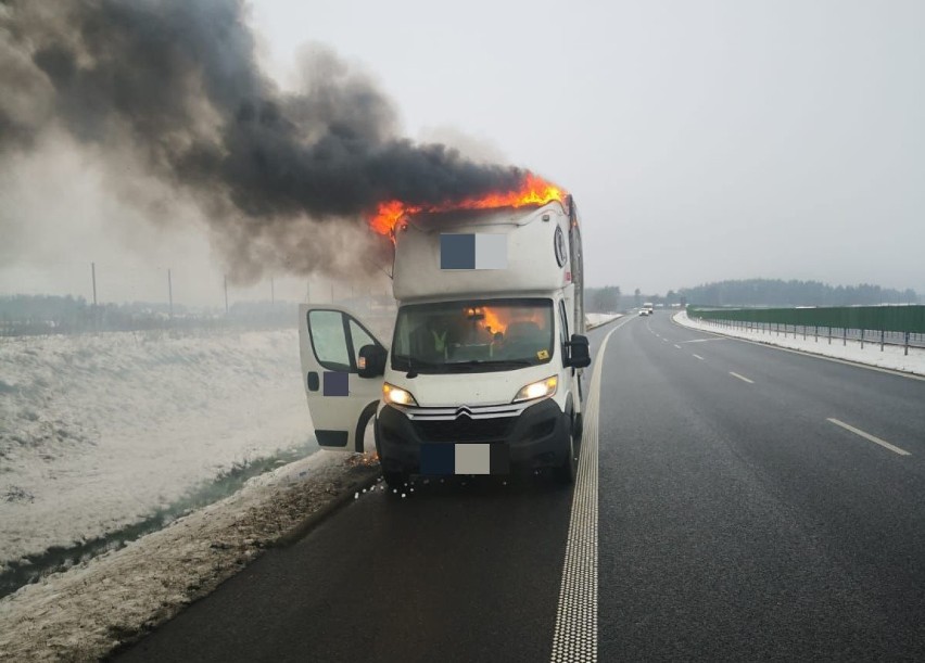 Samochód w płomieniach na obwodnicy Szczecinka. Słup dymu widoczny z daleka [zdjęcia]