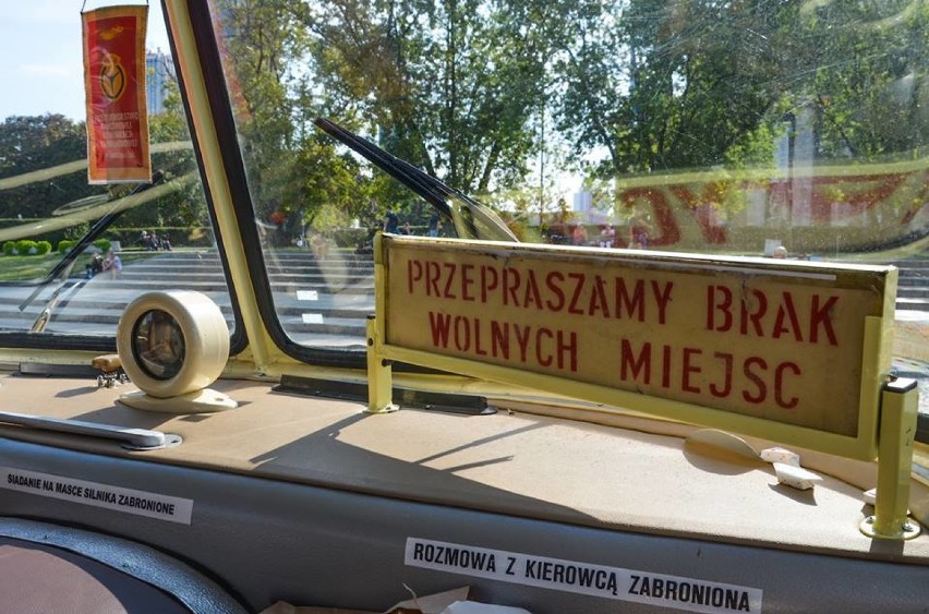 Ogórkiem po Warszawie. Ruszają podróże zabytkowym autobusem...