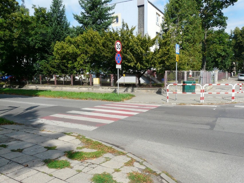 Na skrzyżowaniu ulic Moniuszki i Tkackiej będzie widniej. Co z pozostałymi "zebrami", które miały być doświetlone?