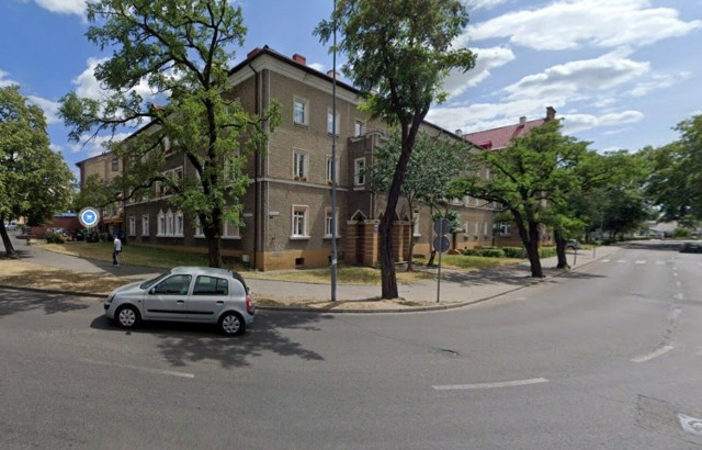 Zwłoki mężczyzny znaleziono w jednym z mieszkań w bloku przy ul. Dworcowej w Kostrzynie nad Odrą.
