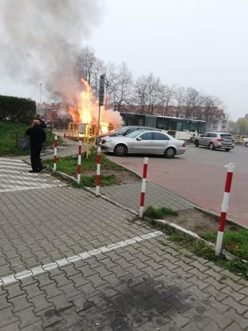 Pożar autobusu na Gumieńcach. Ulica Ku Słońcu w Szczecinie bez przejazdu