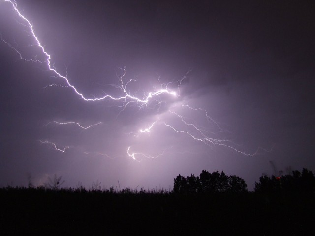 Meteorolodzy ostrzegają przed burzami z gradem. Może też mocniej popadać deszcz