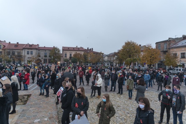 "Piekło kobiet" na rynku w Olkuszu. Kilkaset osób protestowało 25 października 2020 r. przeciwko zaostrzeniu przepisów prawa aborcyjnego