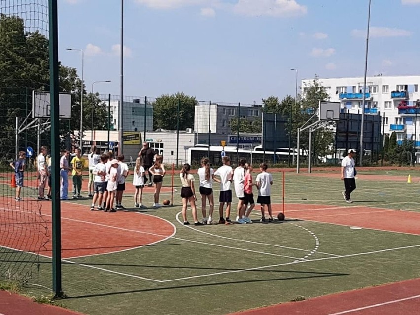 Dzień Sportu w Szkole Podstawowej numer 12 w Starachowicach. Byli też piłkarze Staru. Zobaczcie zdjęcia