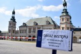 W Kielcach pracownicy "zieleni" zagradzają parki i skwery [ZDJĘCIA] 