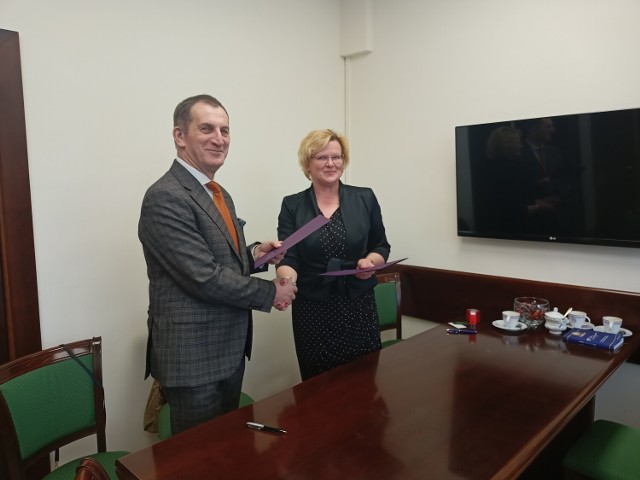 Z ramienia I Liceum Ogólnokształcącego  w Szamotułach umowę partnerską podpisała dyrektorka szkoły, Justyna Szaniawska-Budaj