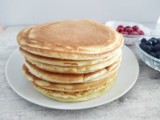 Amerykańskie pancakes to śniadaniowy przysmak. Przepis na puszyste placuszki do zrobienia w 20 minut
