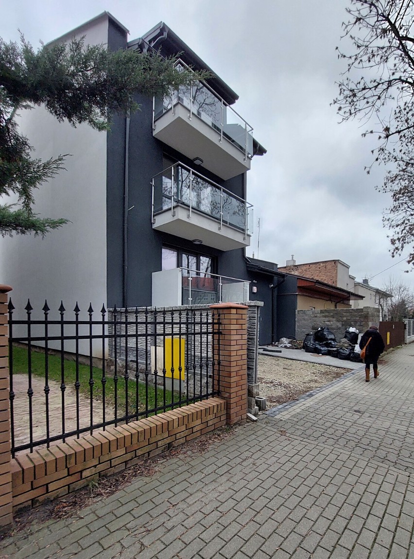 Najmniejszy blok w Warszawie. 13 mikro-klitek wciśniętych w niepozorny domek. Czy da się tam w ogóle mieszkać? 