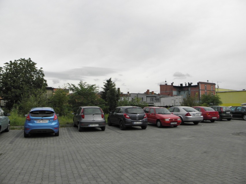 Koszmarki Żor: Zaśmiecony parking obok Biedronki