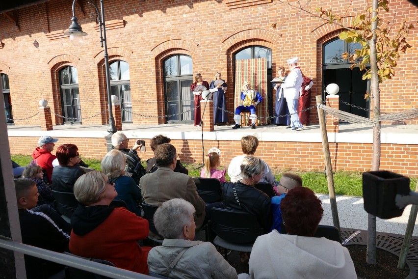 Teatr Prawie Wielki i "Król Bul" na plenerowej "scenie" pleszewskiej biblioteki