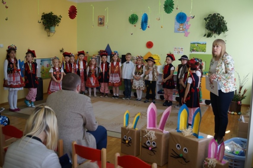 Głogowskie przedszkolaki razem z rodzicami przygotowywali świąteczne ozdoby