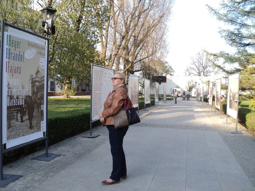 Wystawę plenerową zorganizował Dom Spotkań z Historią i...