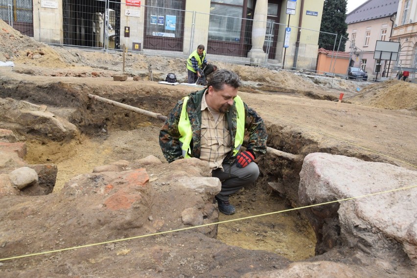 Tarnów. Archeolodzy zdali plac Kazimierza Wielkiego budowlańcom 