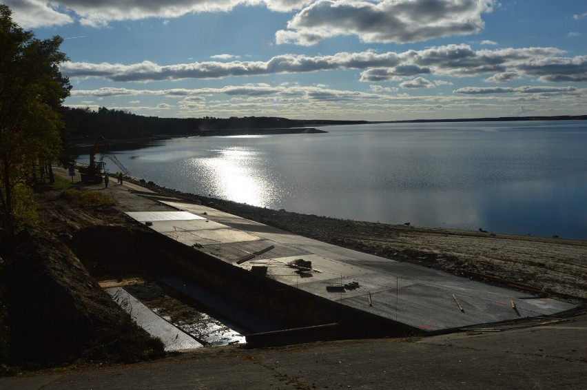 Trwa rewitalizacja terenów nad Zalewem Sulejowskim. Odsłonięte plaże, piaskowane molo i wycinki drzew. 22.10.2022