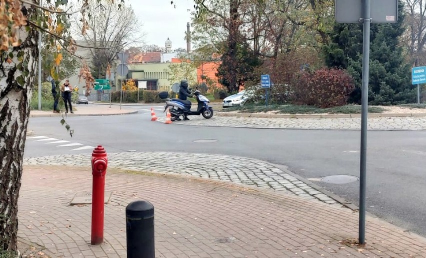 Groźny wypadek na rondzie ks. Demela w Żarach. Dziewięcioletni chłopczyk został zabrany do szpitala