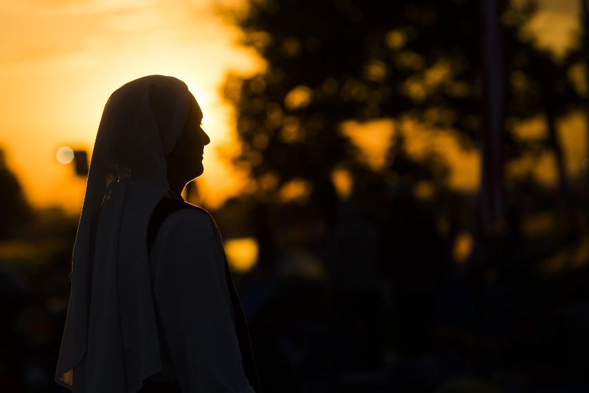 ŚDM 2016. Pielgrzymi podziwiali wschód słońca w Brzegach [ZDJĘCIA]