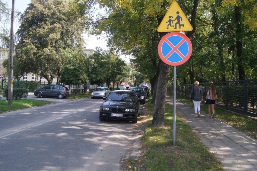Radomsko: Kierowcy ignorują znak i wciąż parkują przy...