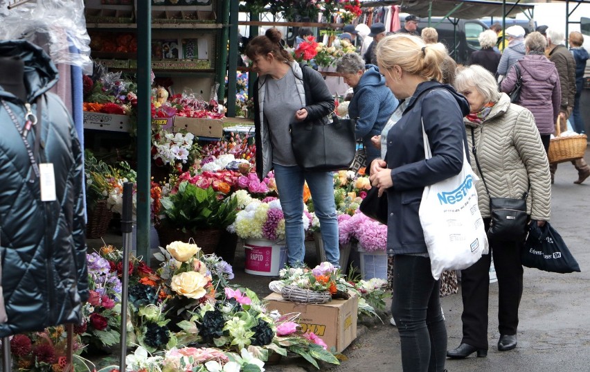 Na targowisku przy Kosynierów Gdyńskich w Grudziądzu, w...