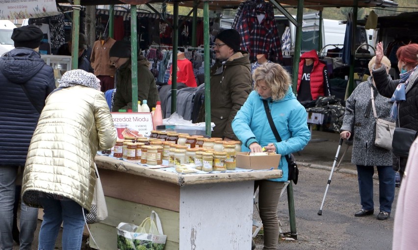 Na targowisku przy Kosynierów Gdyńskich w Grudziądzu, w...