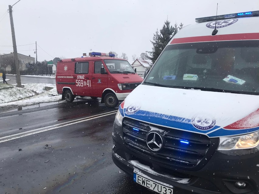 Groźny wypadek w Lututowie. Młodzi pasażerowie bmw trafili do szpitala