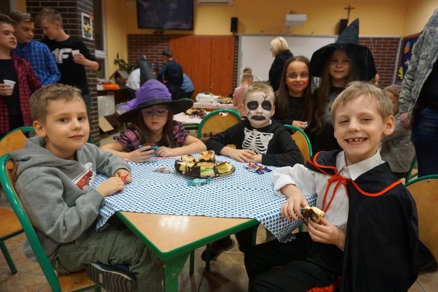 W szkole w Skokach odbyła się impreza z okazji zbliżających się Andrzejek [ZDJĘCIA]