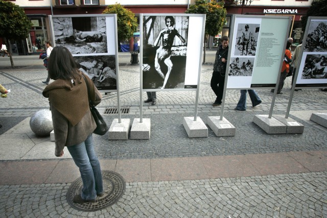 Wystawa poświęcona ludobójstwu Ormian przez Turków, prezentowana w 2005 r. na ul. Świdnickiej we Wrocławiu
