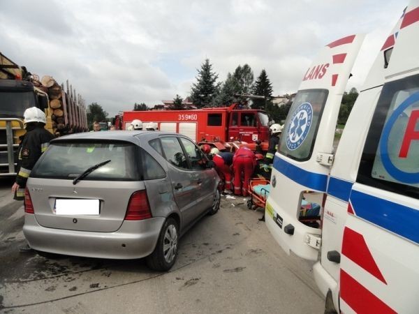 Wypadek Korzenna: zderzenie ciągnika z mercedesem [ZDJĘCIA]