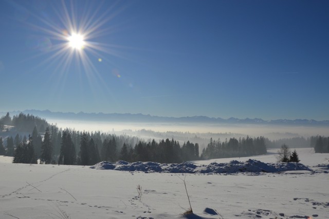 W mroźne dni Kotlina Nowotarska schowana jest pod gęstą chmurą smogu. Normy pyłów zawieszonych są przekroczone