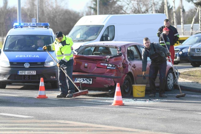 To informacja, którą otrzymaliśmy od naszych Czytelników. W czwartek, 23 stycznia, około południa na rondzie Kasprzaka doszło do zderzenia samochodu osobowego z ciężarówką. Chwilę później inny kierowca prawdopodobnie zagapił się i wjechał w tym jadącego przed nim pojazdu.

Na miejsce przyjechały służby ratunkowe i kilka samochodów pomocy drogowej. Policja zabezpieczyła miejsce zdarzenia, a strażacy zajęli się zabezpieczeniem rozbitych pojazdów. W rejonie ronda Kasprzaka są utrudnienia w ruchu, zamknięty jest jeden pas ronda, kierowcy powinni zachować szczególną ostrożność. 

W zderzeniu najbardziej ucierpiało renault laguna, które zderzyło się z ciężarówką. Samochód jest mocno uszkodzony z przodu i z tyłu. W tym przypadku jeden z kierowców najprawdopodobniej wymusił pierwszeństwo przejazdu. - Na miejscu są policjanci, którzy ustalają dokładny przebieg zdarzenia - mówi Marzena Śpiewak z zespołu prasowego Komendy Wojewódzkiej Policji w Gorzowie Wlkp.

Poważnie rozbite jest też bmw, którego kierowca dojeżdżając do ronda prawdopodobnie zagapił się i wjechał w tył poprzedzającego pojazdu, również marki bmw. 

Policjanci sporządzają dokumentację z miejsca zdarzenia i będą ustalać szczegółowy przebieg kolizji. 



Polecamy wideo: Pijany kierowca spowodował wypadek. Zginęły dwie kobiety. Lubuska policja zapowiada walkę z pijanymi kierowcami
