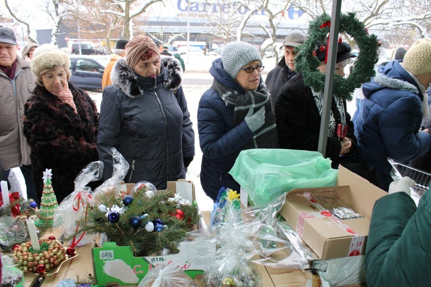 Kiermasz Bożonarodzeniowy PSP 1 w Radomsku. Czekają świąteczne dekoracje i smakołyki. ZDJĘCIA