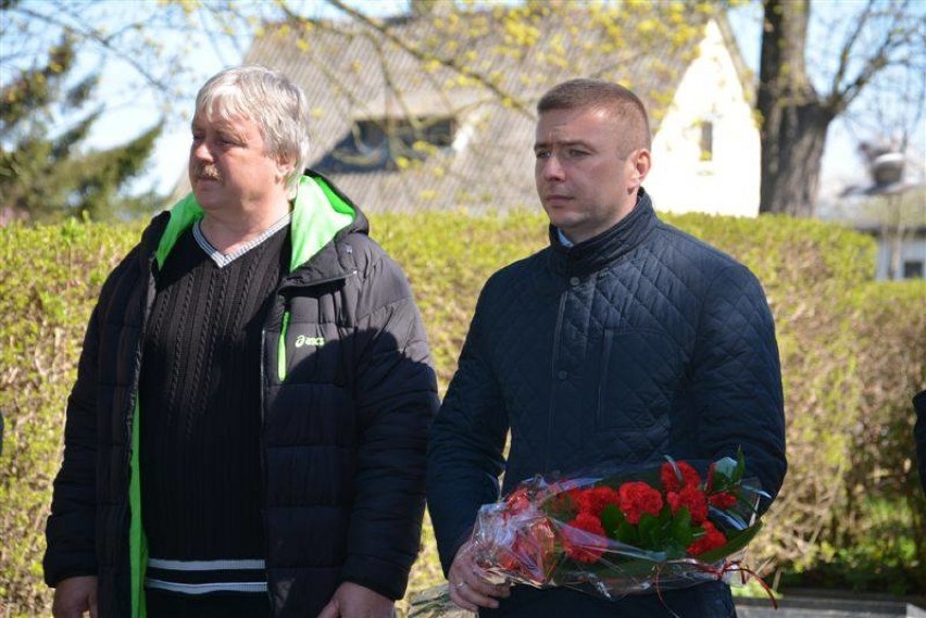 Nowy Dwór Gd. Wizyta Rosjan. Kwiaty na cmentarzu