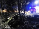 DK 28. Audi runęło w przepść i wywróciło na dach Akcję ratowniczą prowadzili strażacy