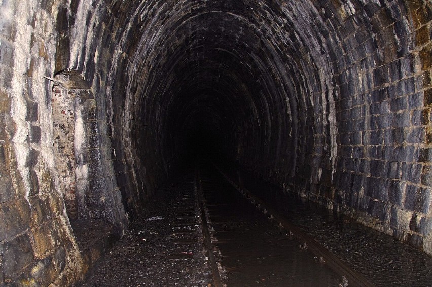 Budowę tunelu rozpoczęto jesienią 1901 a zakończono po...