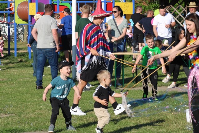 Piknik z okazji Dnia Dziecka w Dąbrowie już na dobre zagościł w kalendarzu imprez organizowanych w gminie Wieluń. Mieszkańcy miejscowości oraz goście m.in. z Wielunia i tym razem mogli miło spędzić popołudnie w pierwszy weekend czerwca. 
