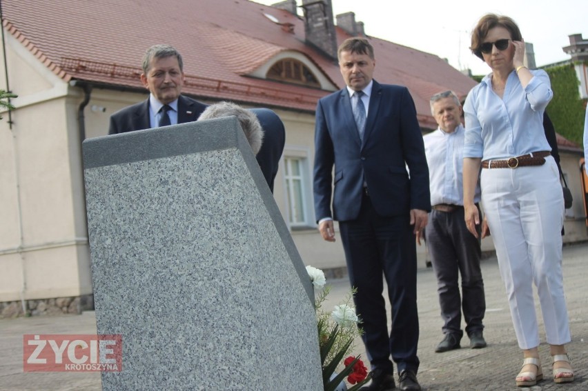 Minister Marlena Maląg złożyła kwiaty pod Pomnikiem Smoleńskim w Krotoszynie [ZDJĘCIA]                                     
